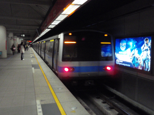 MRT淡水線と民権西路站の改札