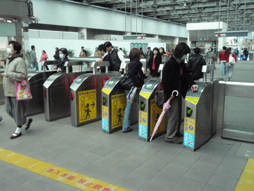 MRT淡水線と民権西路站の改札