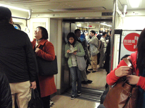 電光掲示板と淡水線車内