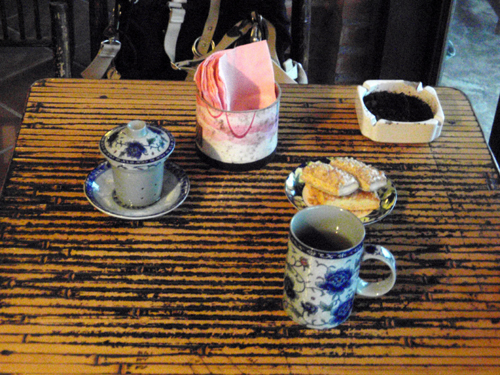 九份 向かいの喫茶店と台湾烏龍茶