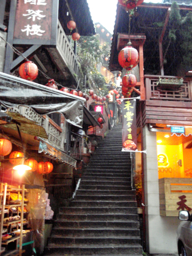 九份 豎崎路と映画館の戀戀風塵の看板