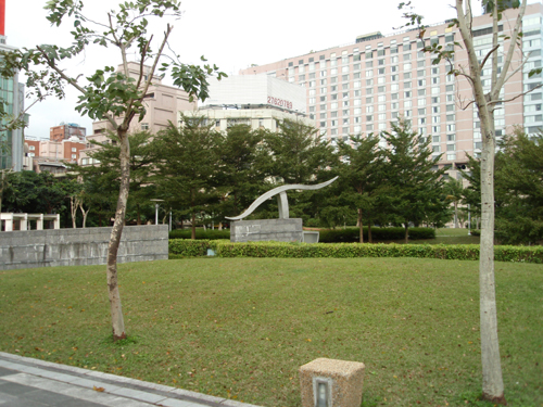 林森北路の公園と中山駅の自動改札
