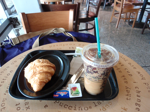 スタバ (クロワッサンとアイスコーヒー･･･?)