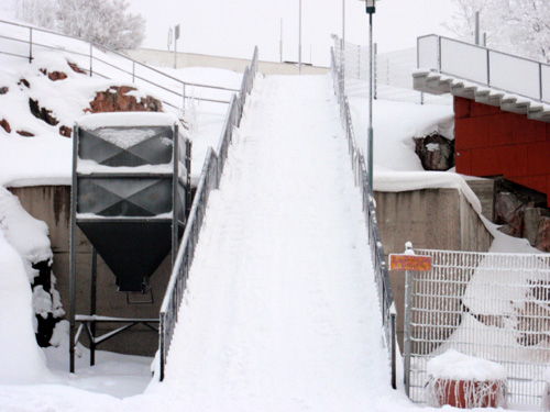 雪で埋まった階段