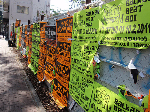 街角の光景とレストランから通りを望む