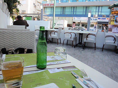 街角の光景とレストランから通りを望む