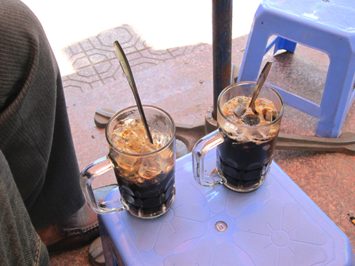 ホーチミン像と屋台のコーヒー