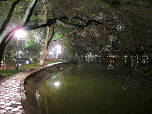 夜のホアンキエム湖