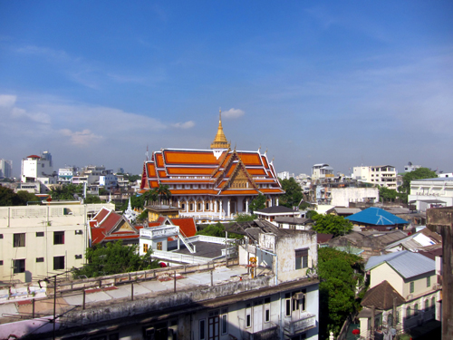 部屋から見える寺とHua Lamphong駅