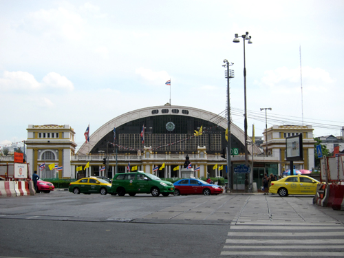 部屋から見える寺とHua Lamphong駅