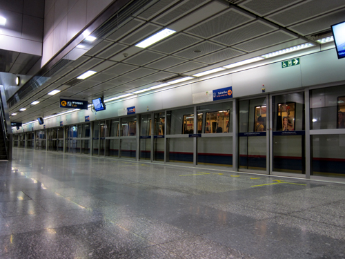 Sala Daeng駅前とMRTのSi Lomのホーム