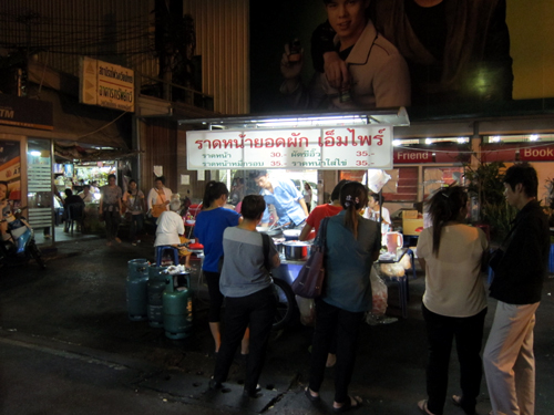 Wongwian Yai駅前の屋台