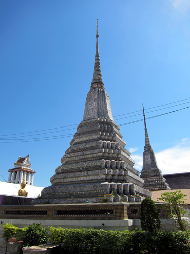 Wat Arun風の建物と、ヒンズー教の神のような像